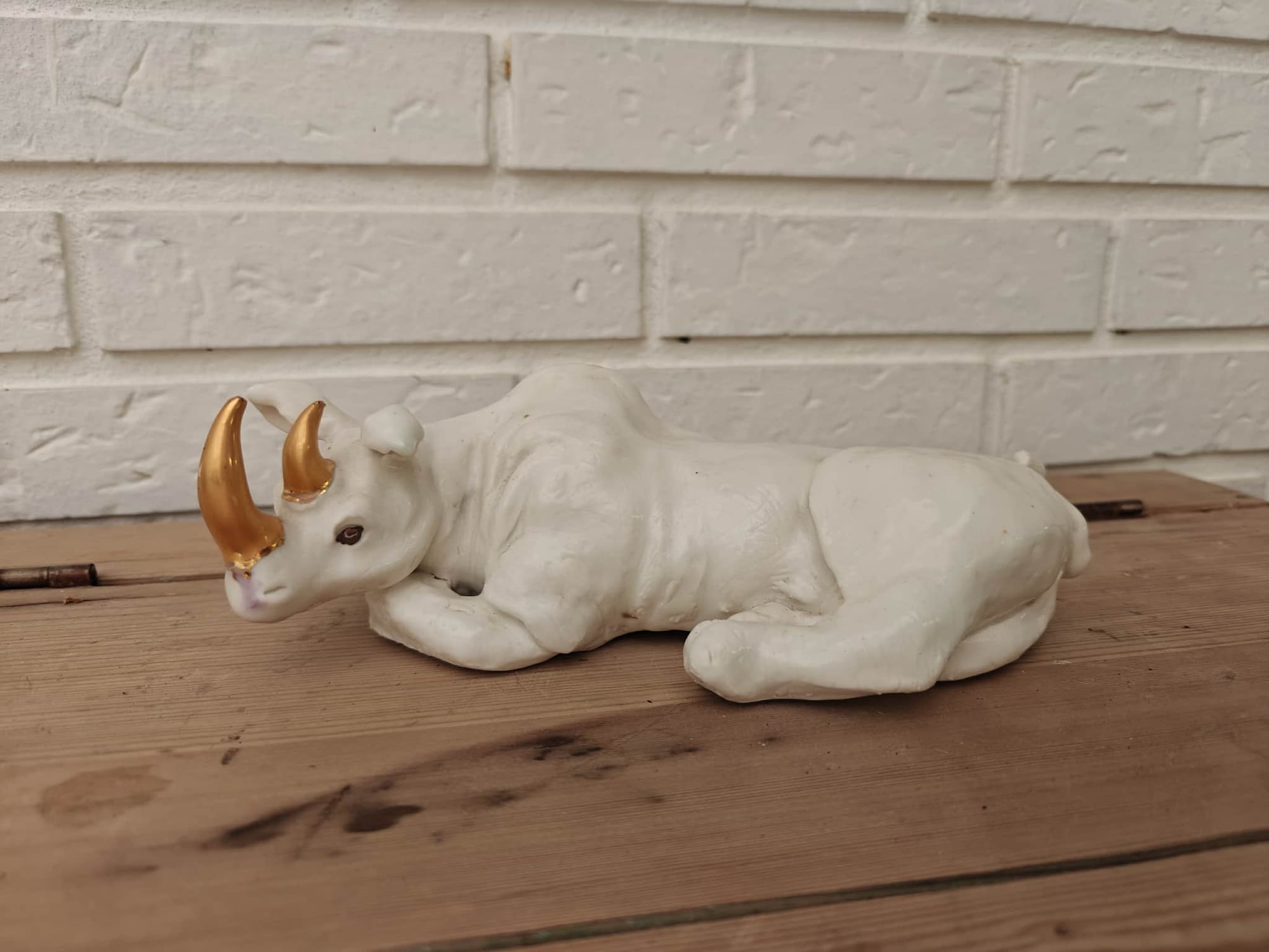 Næsehorn med guldhorn 2016
porcelænsler med guld
21,5 cm lang
2000 kr