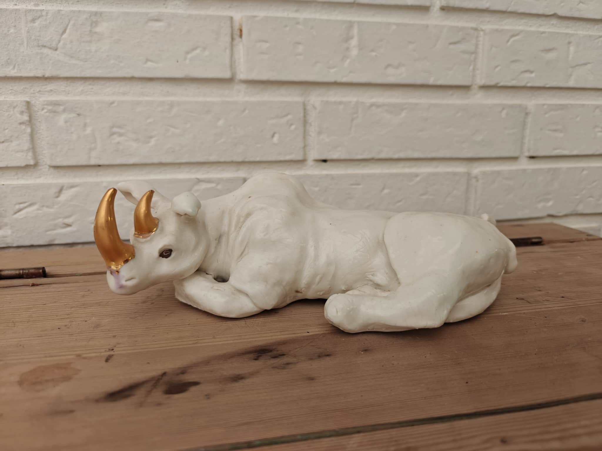 Næsehorn med guldhorn 2016
porcelænsler med guld
21,5 cm lang
2000 kr
