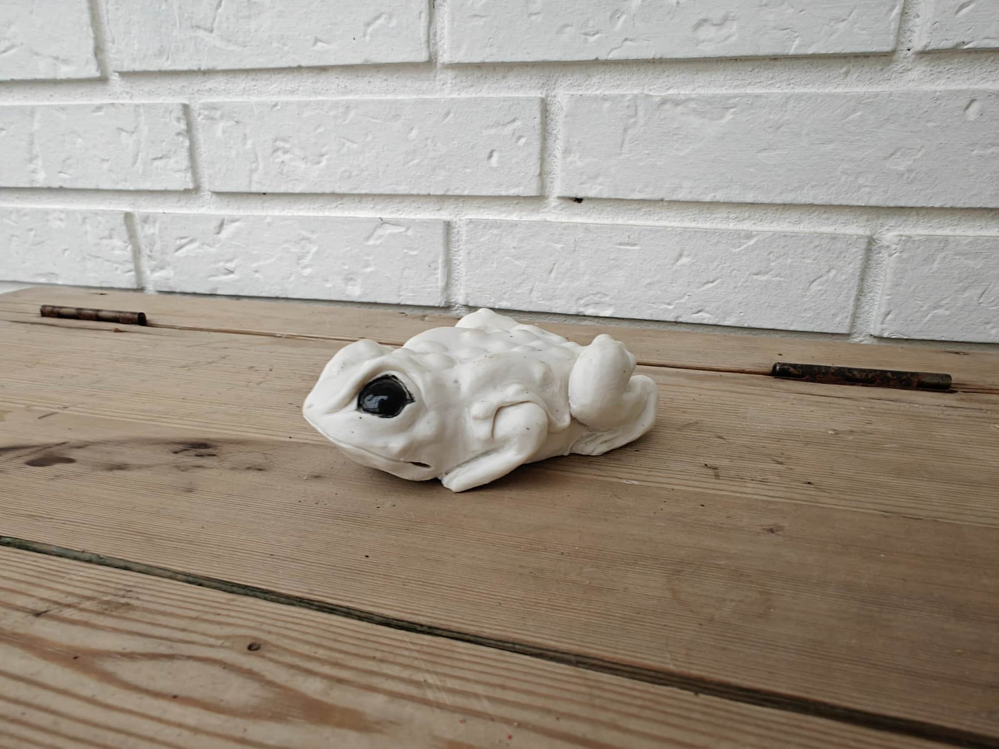 Hvid porcelæns tudse 2018
11 cm lang
Stentøjsler
750 kr