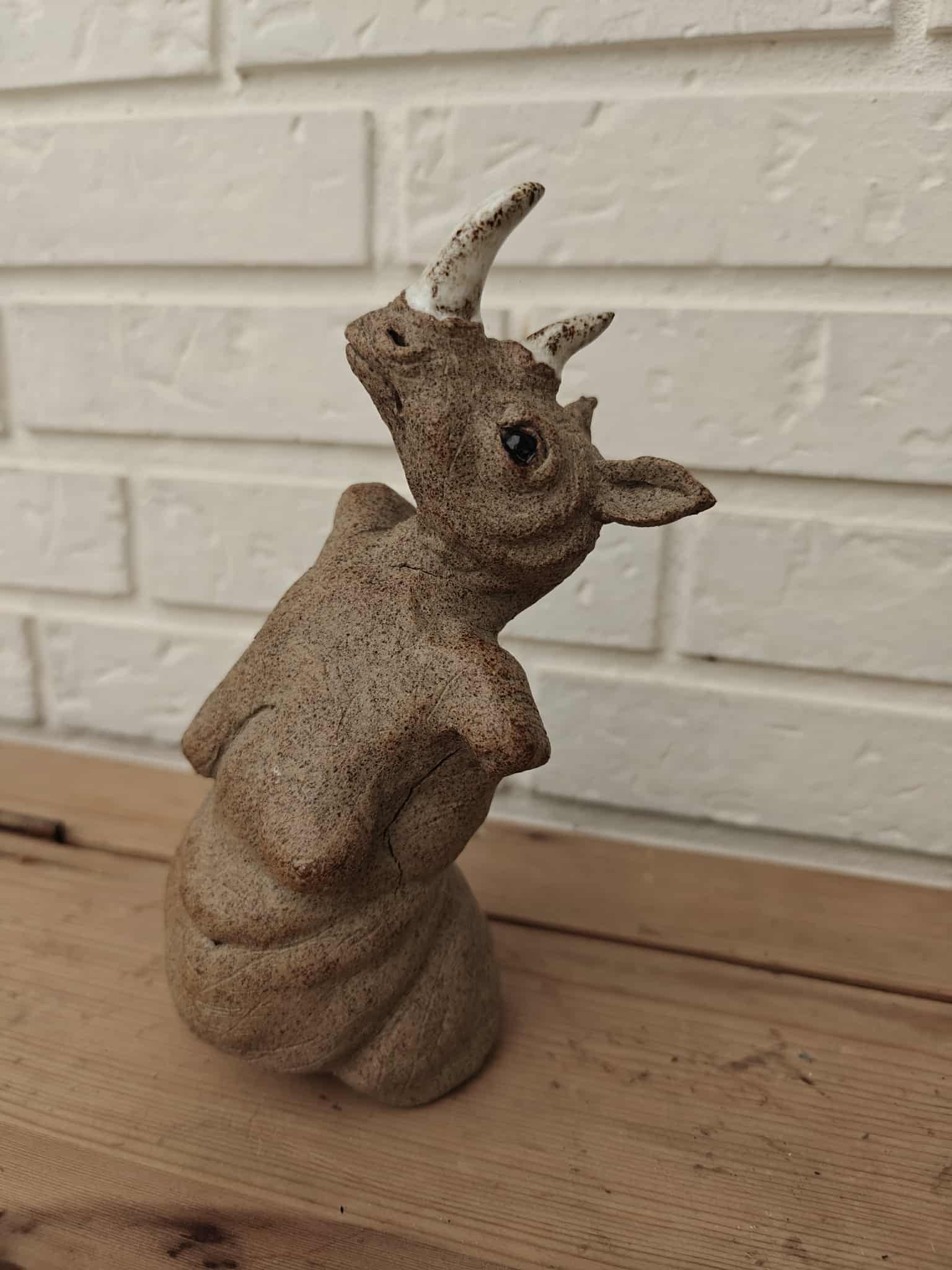 Lille næsehorns dame 2022
14 cm høj
stentøjsler 
1800 kr
