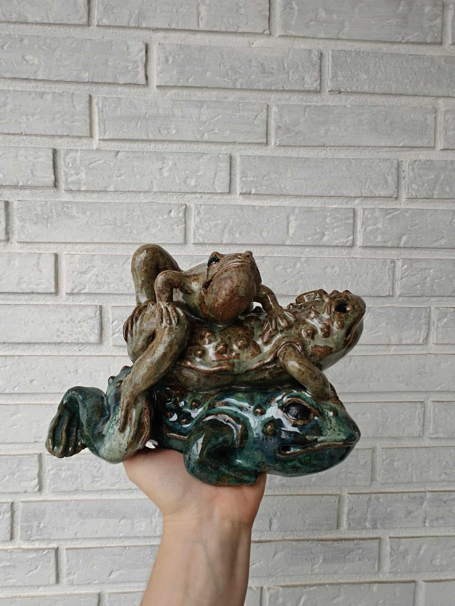 De tre store tudser 2025
16 cm høj * 23 cm lang 
Stentøjsler
4500 kr