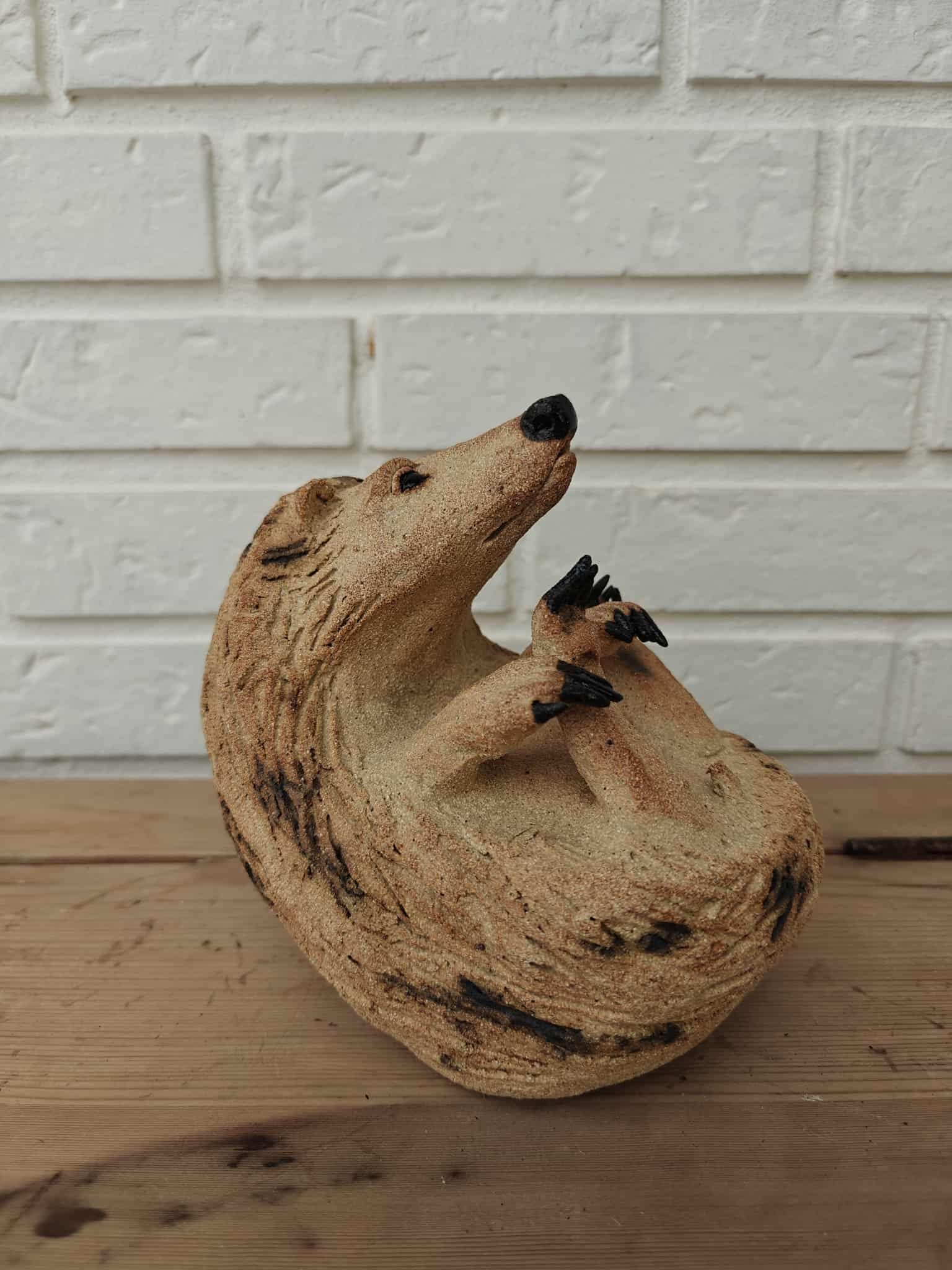 Pindsvin på ryg 2025
16 cm høj 
Stentøjsler
2000 kr