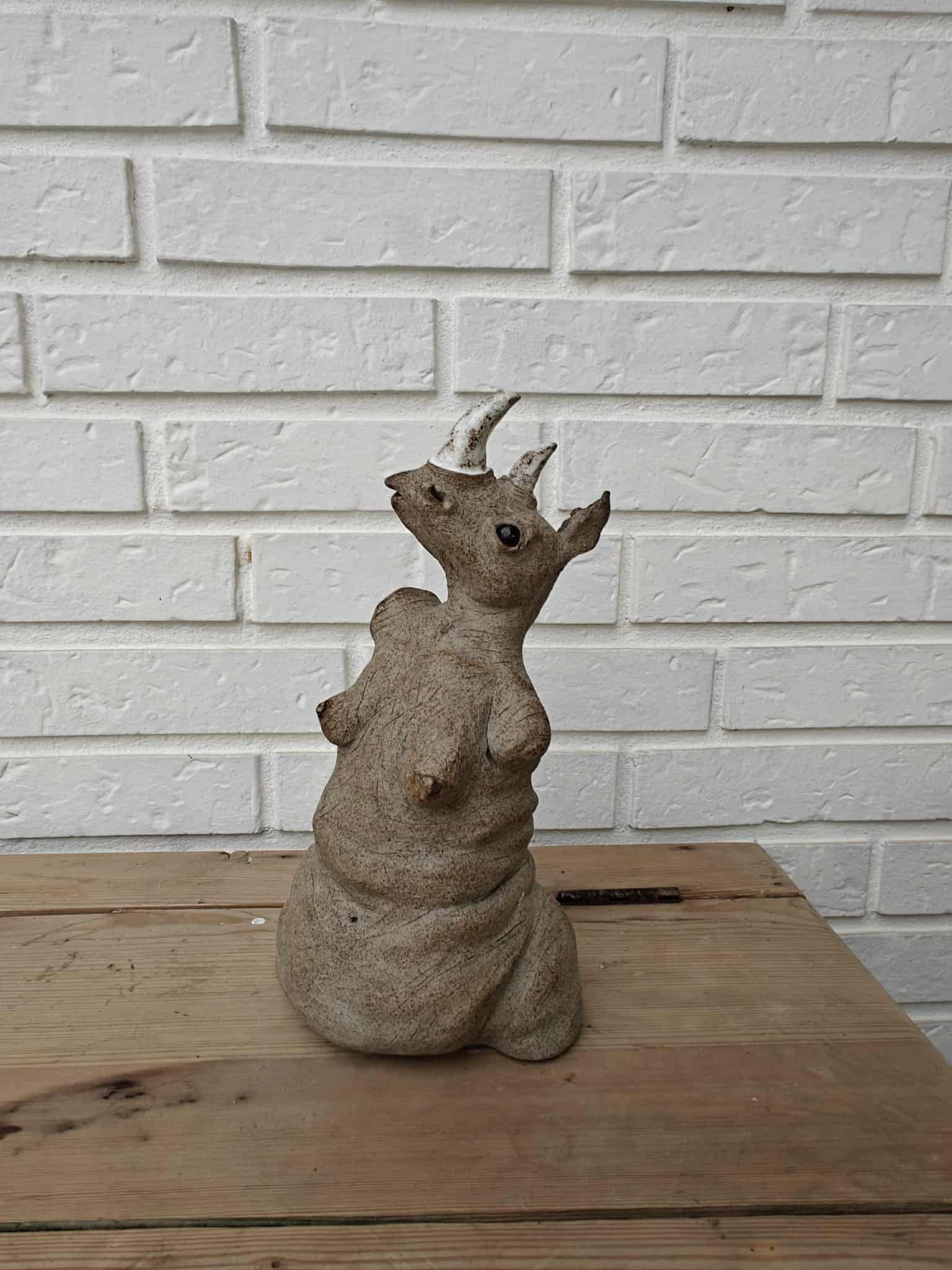 stor næsehorns dame 2025
26 cm høj
Stentøjsler lava
2800 kr