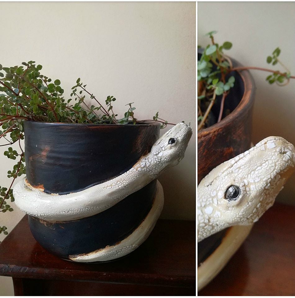 Slangevase 2018 - lyst stentøj
Højde: 15,5 cm *  Diameter: 15 cm
1000 kr 
Vasen er drejet af Ulla keramik og dekoreret af mpgart